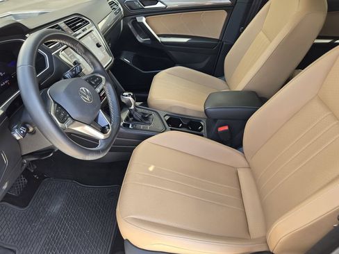 Used 2023 Volkswagen Tiguan SE w/ Panoramic Sunroof Package FWD image 9