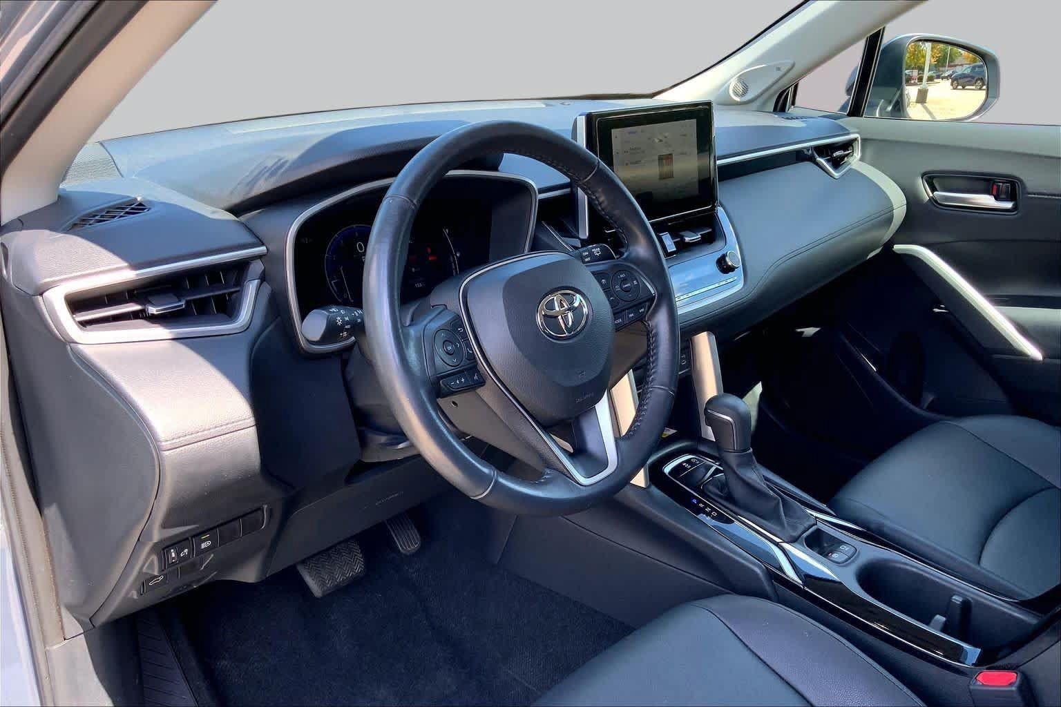 Used 2023 Toyota Corolla Cross XLE w/ Convenience Package AWD/4WD image 18