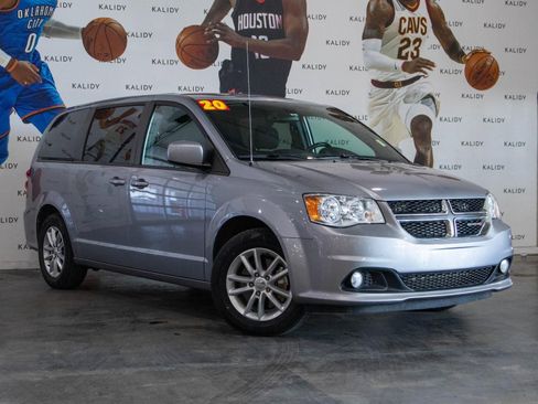 Used 2020 Dodge Grand Caravan SE image 2