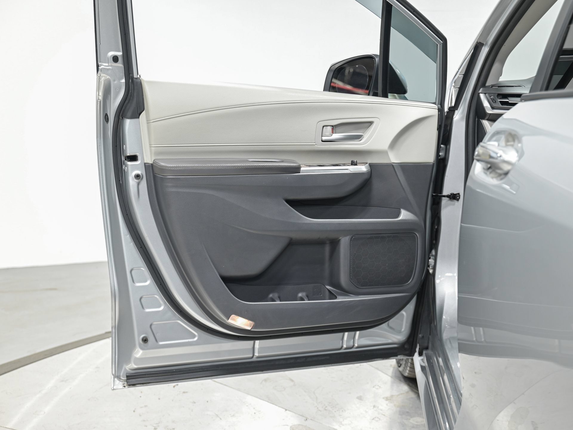 Used 2024 Toyota Sienna XLE w/ XLE Plus Package FWD image 12