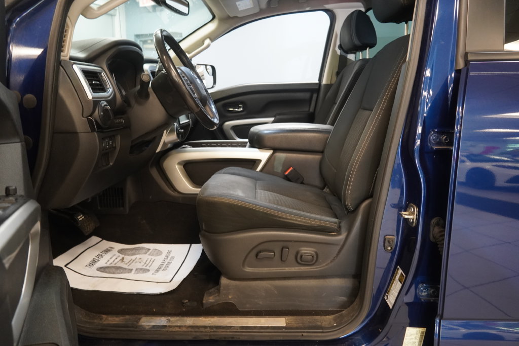 Used 2018 Nissan Titan SV w/ SV Convenience Package AWD/4WD image 4