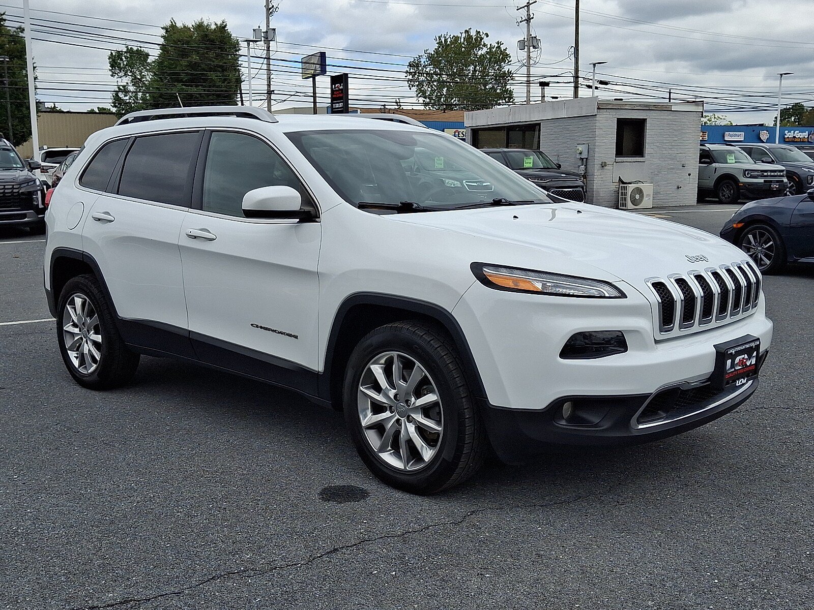 Used 2014 Jeep Cherokee Limited w/ Luxury Group AWD/4WD image 3