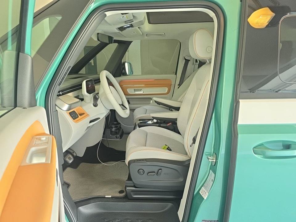Used 2025 Volkswagen ID. Buzz Pro S Plus RWD image 5