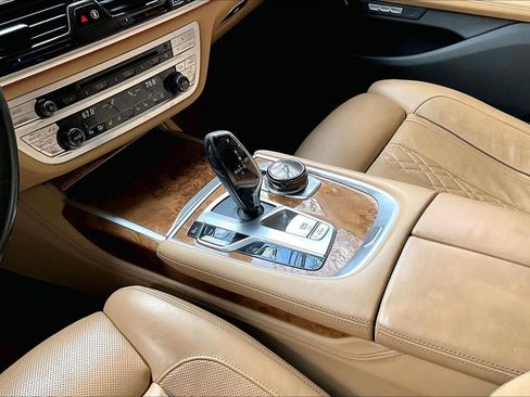 Used 2018 BMW 740i image 17