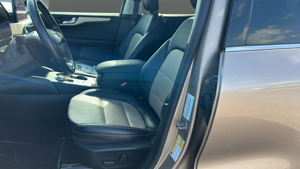 Used 2021 Ford Escape Titanium w/ Titanium Elite Package AWD/4WD image 9