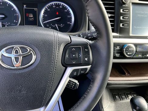 Used 2017 Toyota Highlander XLE image 12
