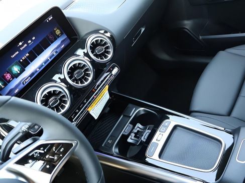 New 2025 Mercedes-Benz GLA 250 4MATIC image 21