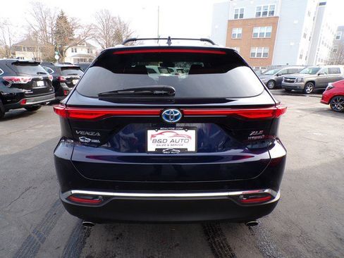 Used 2022 Toyota Venza XLE image 4