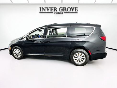 Used 2017 Chrysler Pacifica Touring-L FWD image 7