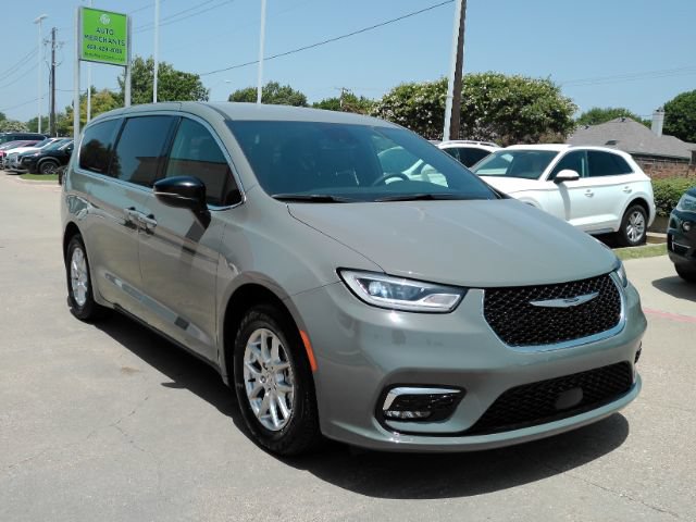 Used 2025 Chrysler Pacifica Select FWD image 4