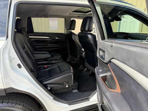Used 2019 Toyota Highlander XLE AWD/4WD image 4