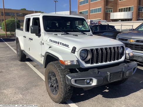 Used 2024 Jeep Gladiator Sport AWD/4WD image 4