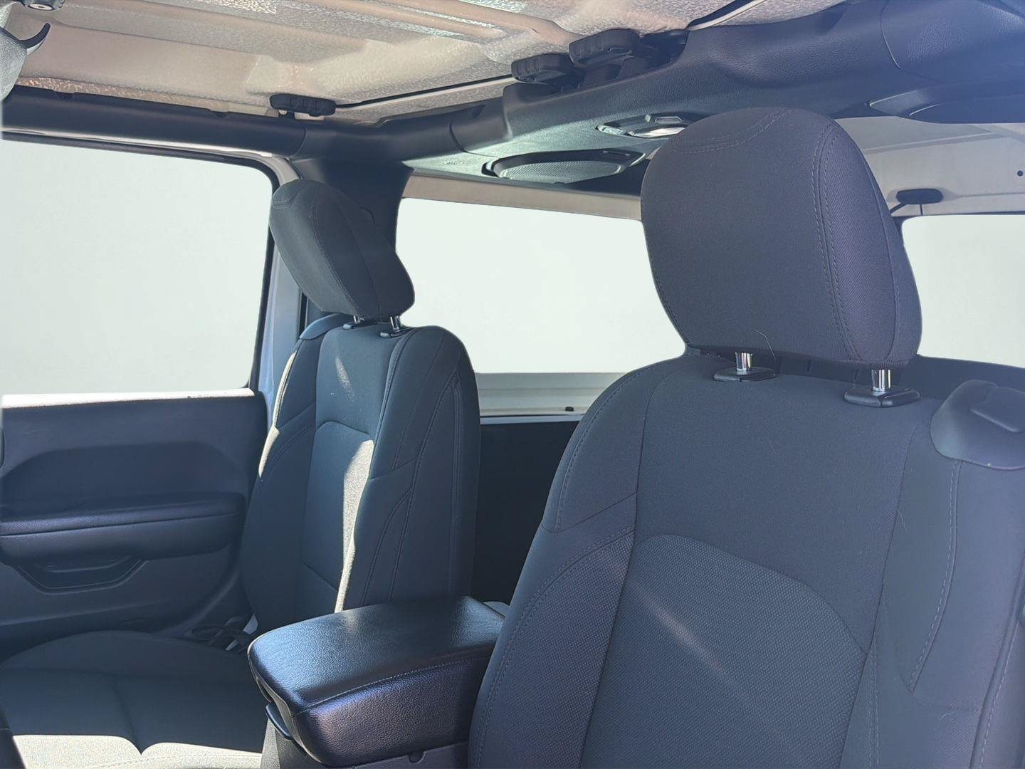 Used 2018 Jeep Wrangler Sport AWD/4WD image 9