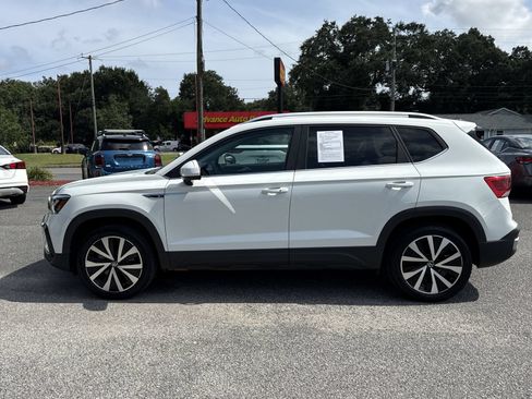Used 2023 Volkswagen Taos SE FWD image 2
