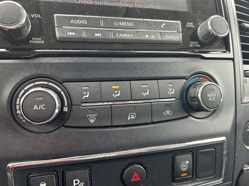 Used 2022 Nissan Titan SV image 41