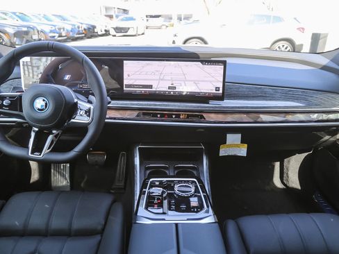 Used 2025 BMW 750e xDrive w/ Premium Package image 9