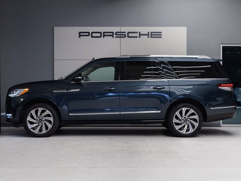 Used 2022 Lincoln Navigator L Reserve AWD/4WD image 2