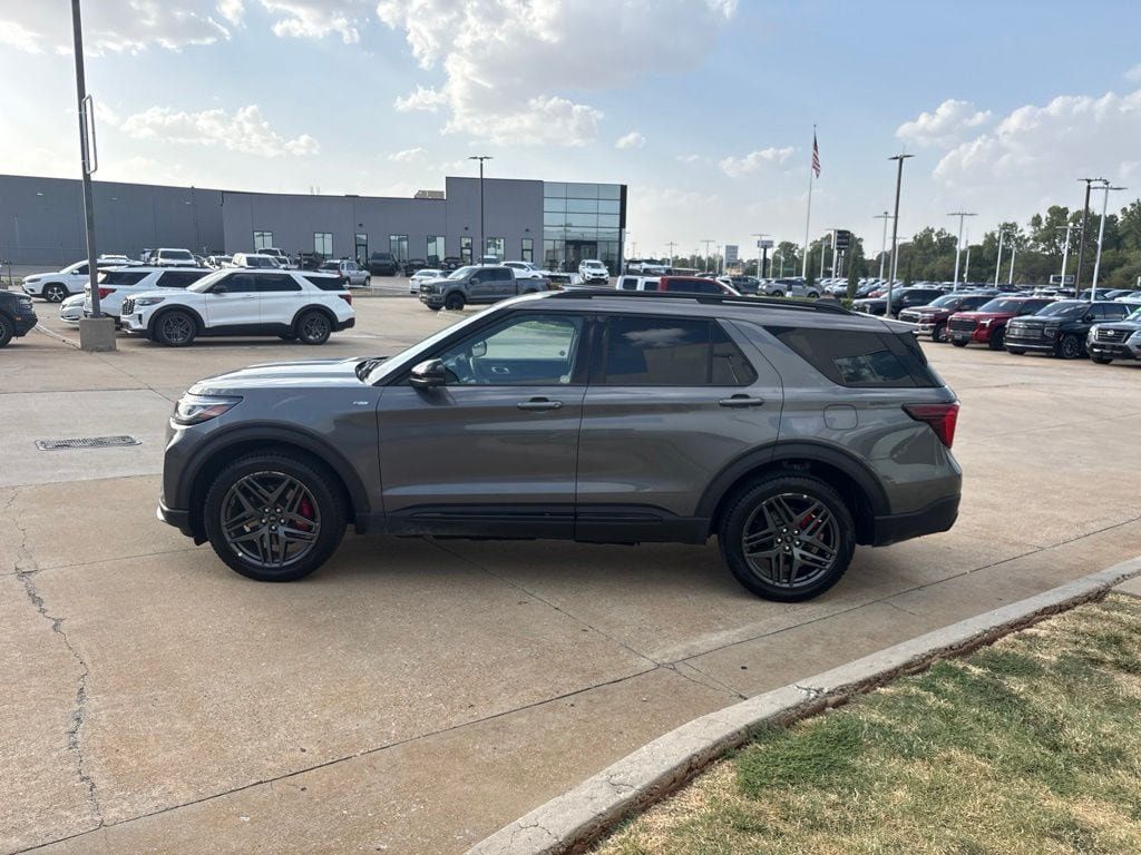 Used 2025 Ford Explorer ST-Line w/ ST-Line Street Pack AWD/4WD image 10