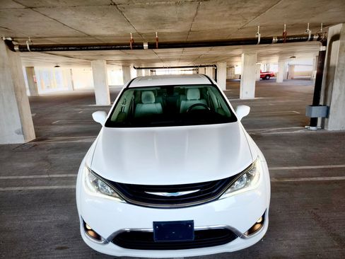 Used 2019 Chrysler Pacifica Touring Plus FWD image 18