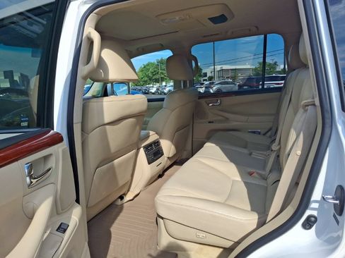 Used 2009 Lexus LX 570 4WD w/ Preferred Accessory Pkg image 3