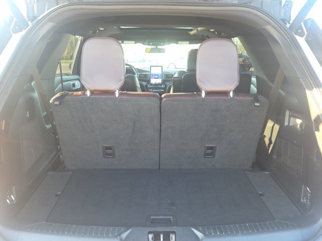 Used 2023 Ford Explorer Platinum w/ Premium Technology Package AWD/4WD image 9
