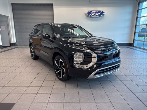 Used 2022 Mitsubishi Outlander SE image 1