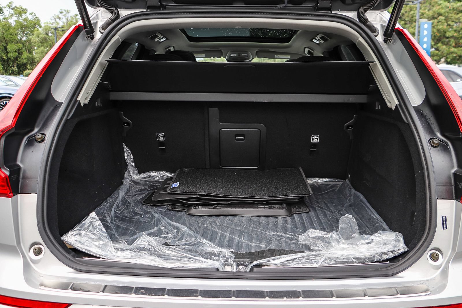 Used 2025 Volvo XC60 B5 Plus w/ Protection Package Premier AWD/4WD image 27