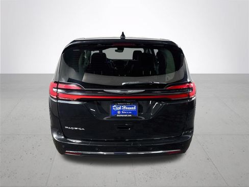 Used 2023 Chrysler Pacifica Touring-L FWD image 7