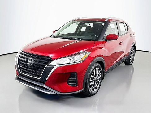 Used 2022 Nissan Kicks SV image 3