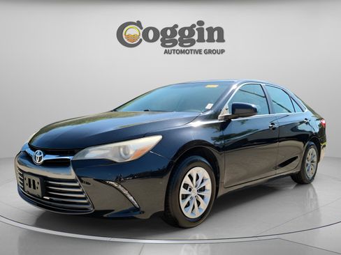 Used 2016 Toyota Camry LE image 2