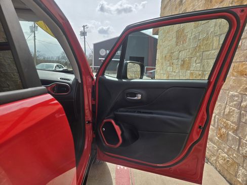 Used 2017 Jeep Renegade Trailhawk w/ Premium Trailhawk Package image 8