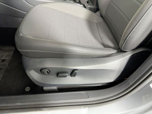 Used 2024 Volkswagen Taos SE image 11