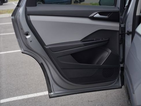 Used 2023 Volkswagen Taos SE w/ Panoramic Sunroof Package image 16