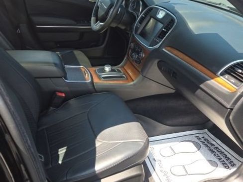 Used 2015 Chrysler 300 C Platinum w/ Harman/Kardon Audio Group AWD/4WD image 15