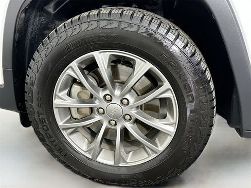 Used 2019 Jeep Cherokee Latitude Plus w/ Comfort/Convenience Group image 29