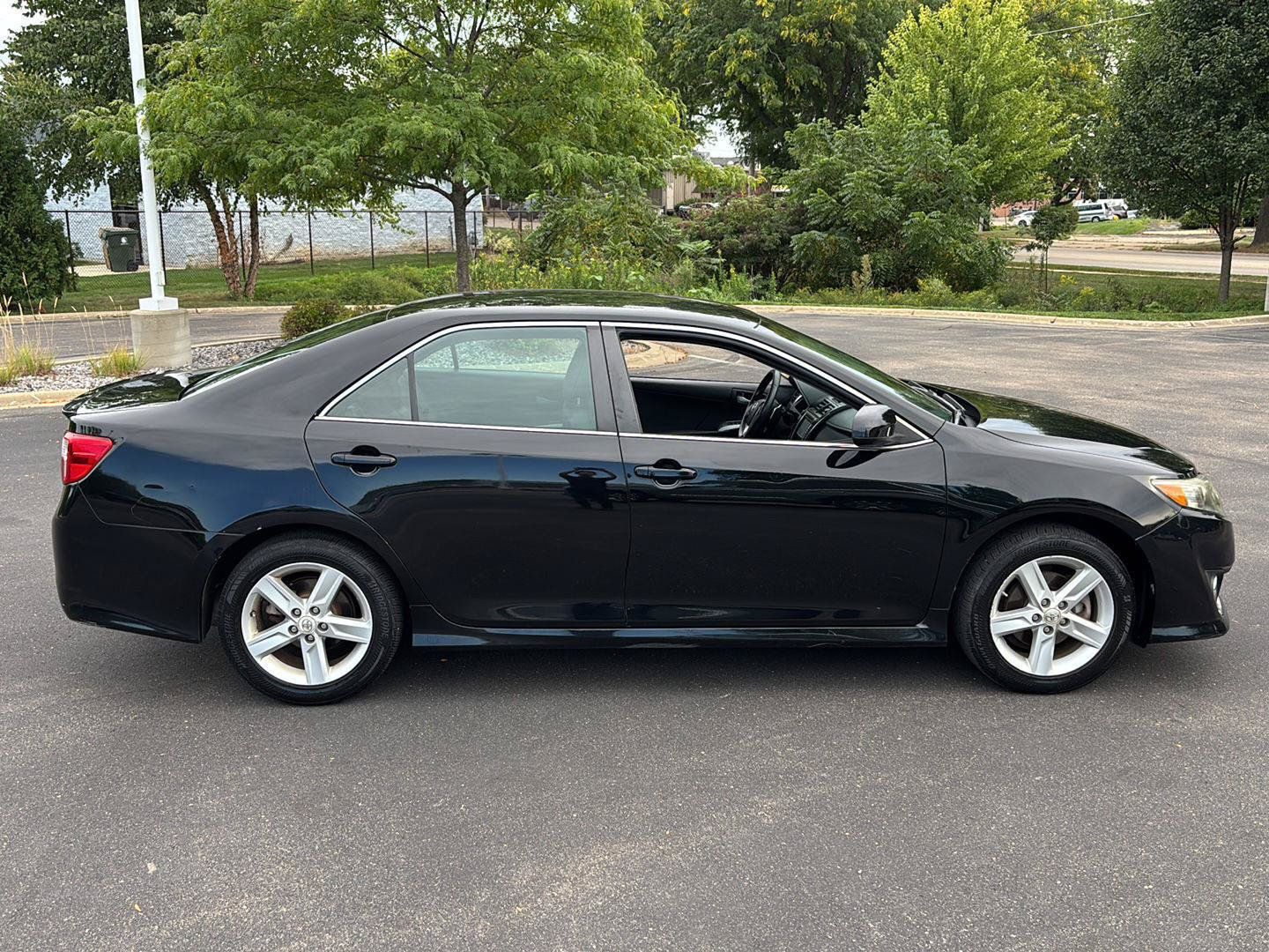 Used 2012 Toyota Camry SE FWD image 11