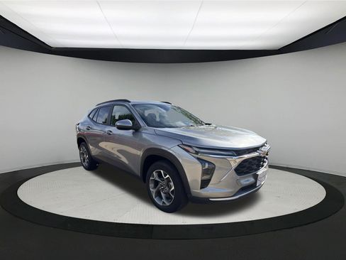 Used 2025 Chevrolet Trax LT FWD image 1