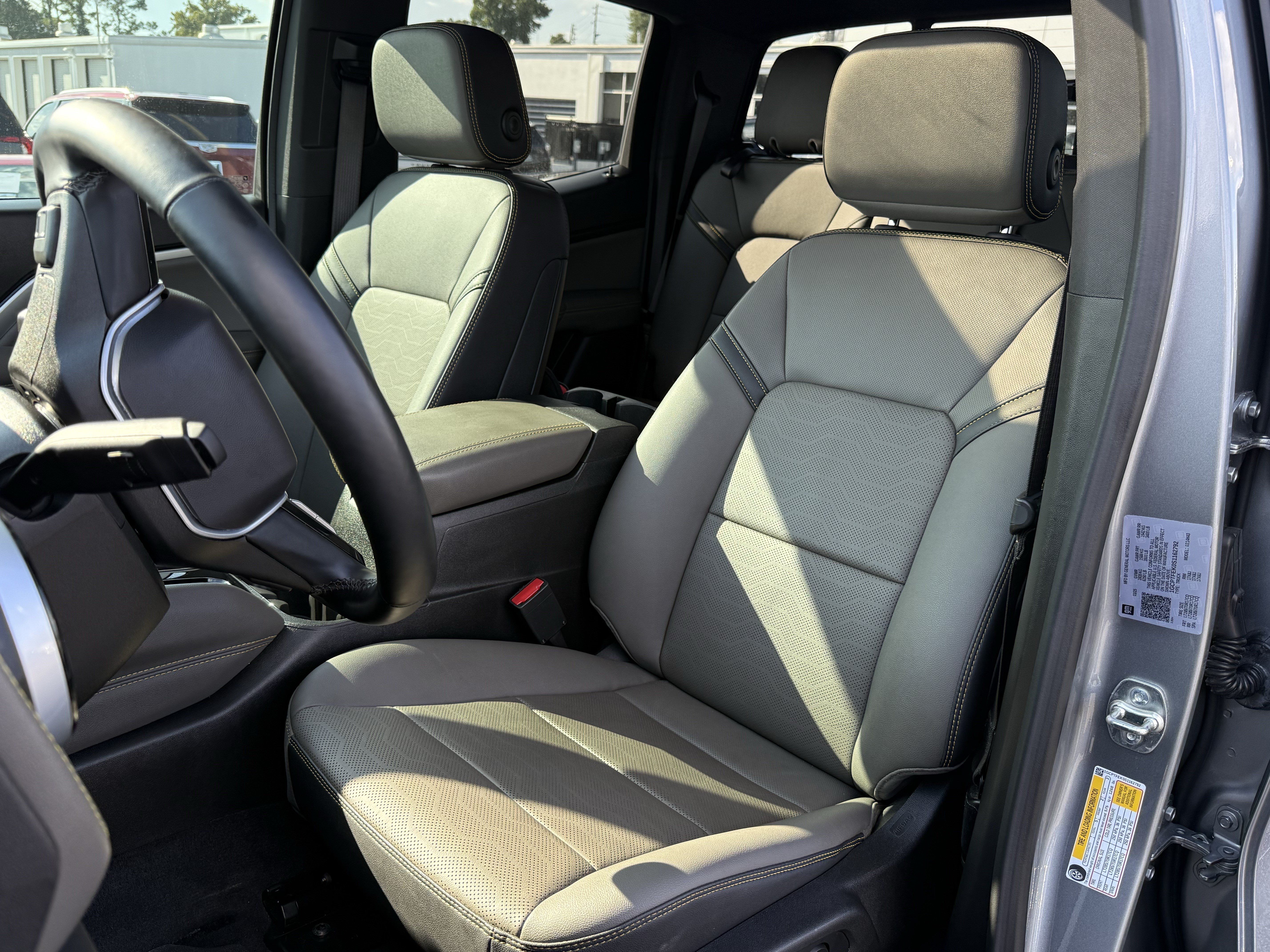 Used 2025 Chevrolet Colorado ZR2 w/ Technology Package AWD/4WD image 16