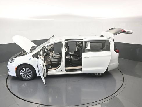 Used 2023 Chrysler Pacifica Touring-L FWD image 66