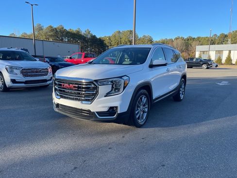 Used 2024 GMC Terrain SLT image 2