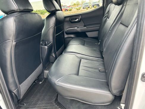 Used 2018 Toyota Tacoma TRD Sport w/ TRD Premium Sport Package AWD/4WD image 27