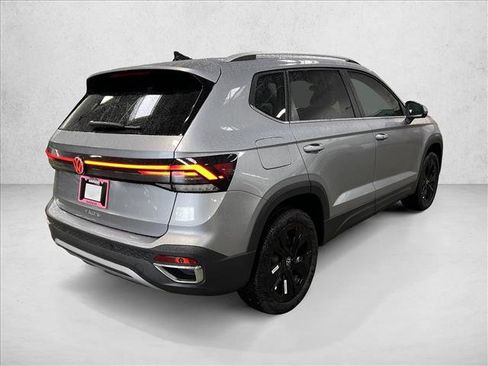 Used 2025 Volkswagen Taos SE FWD image 5