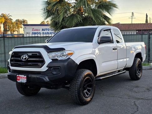 Used 2017 Toyota Tacoma 2WD Access Cab image 1