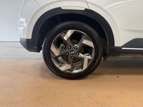 Used 2022 Hyundai Venue Limited FWD image 9
