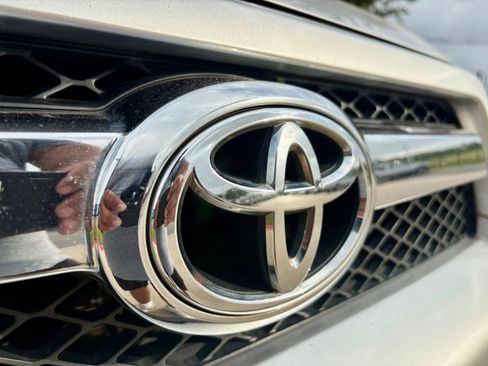 Used 2011 Toyota 4Runner SR5 w/ Premium Pkg w/Leather RWD image 9