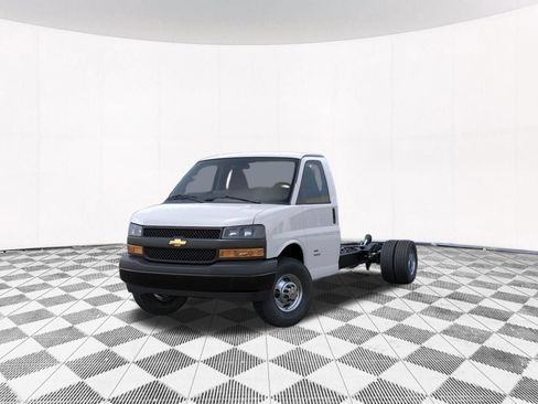 New 2026 Chevrolet Express 4500 Extended w/ Power Convenience Package RWD image 2