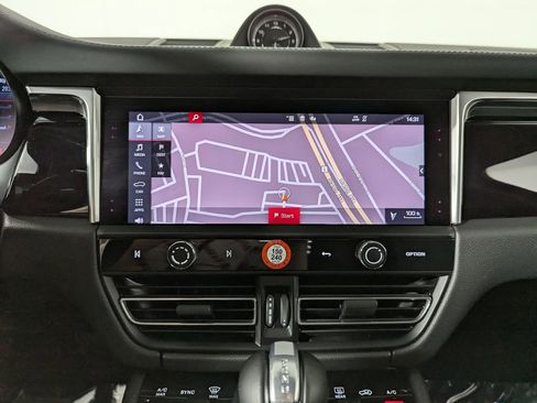 Used 2025 Porsche Macan AWD/4WD image 19