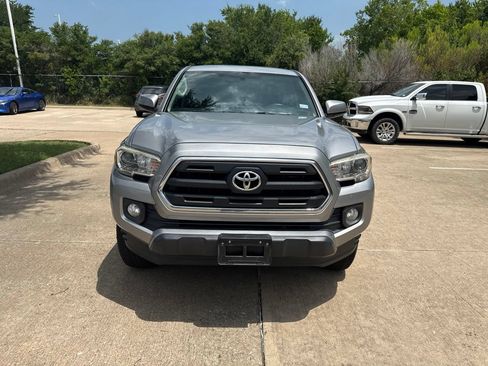 Used 2017 Toyota Tacoma SR5 w/ Tow Package RWD image 8