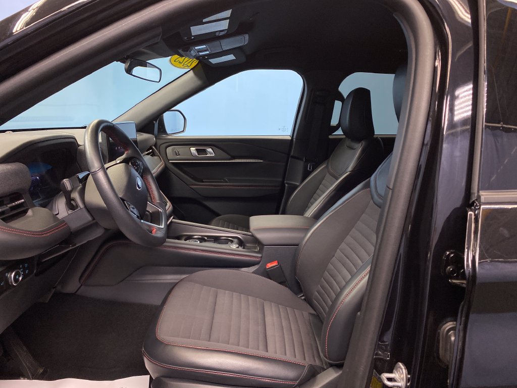 Used 2025 Ford Explorer ST-Line w/ ST-Line Street Pack AWD/4WD image 9