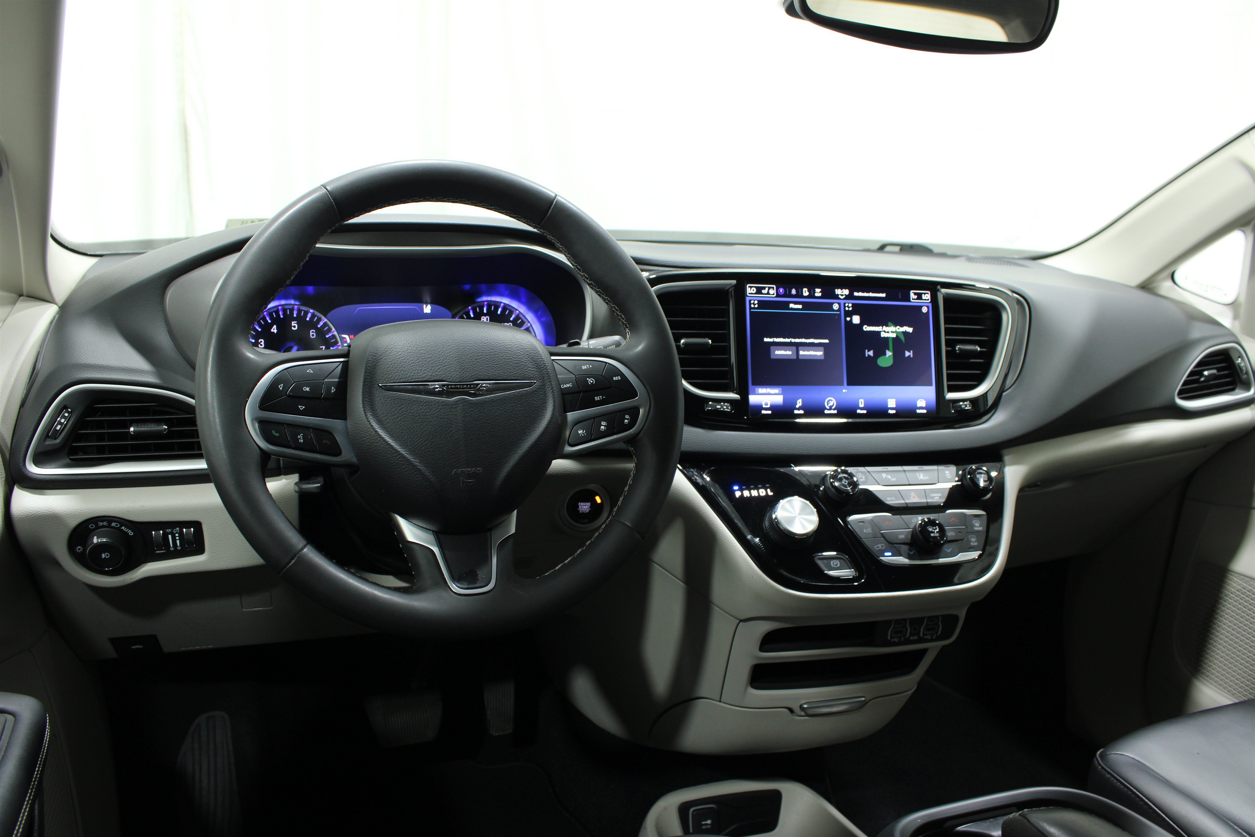 Used 2023 Chrysler Pacifica Touring-L FWD image 2